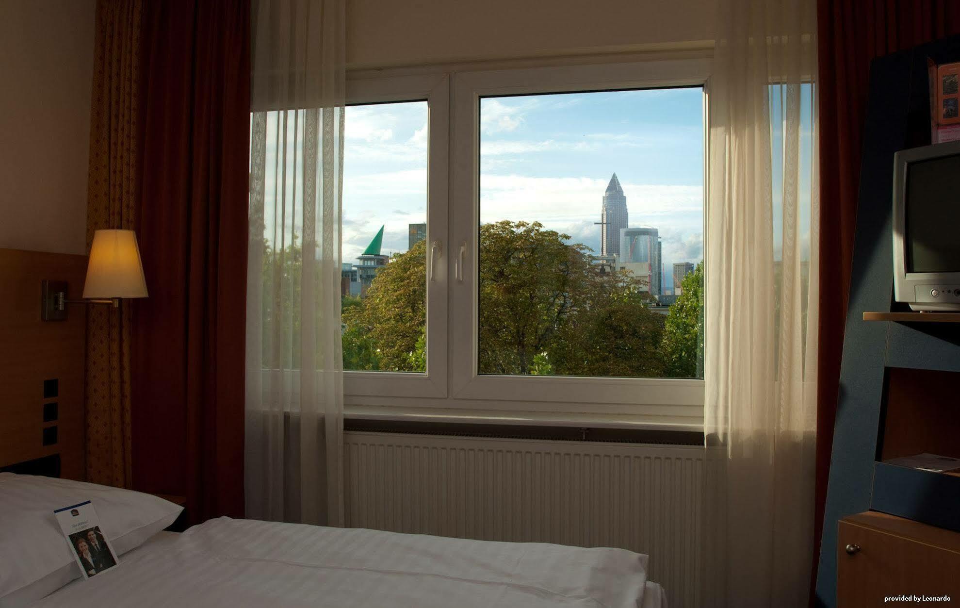 Hotel Plaza Frankfurt am Main Szoba fotó